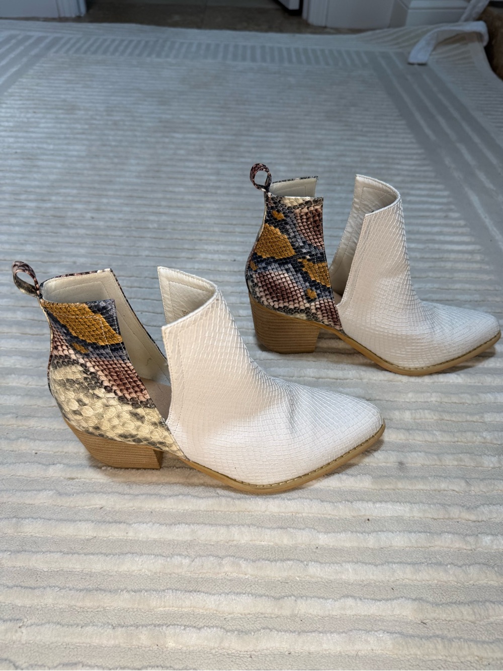 Women’s Cream Textured Pointed-Toe Ankle Boots